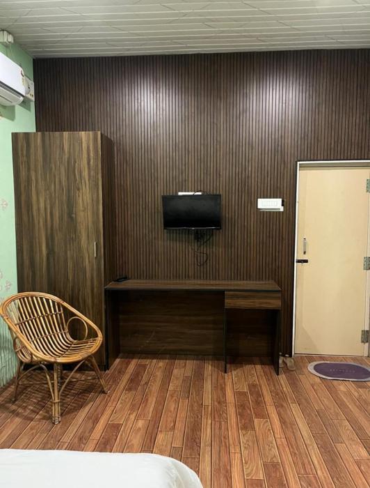 the whistling pine woods