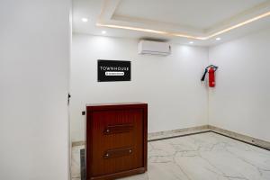 super townhouse preet vihar delhi
