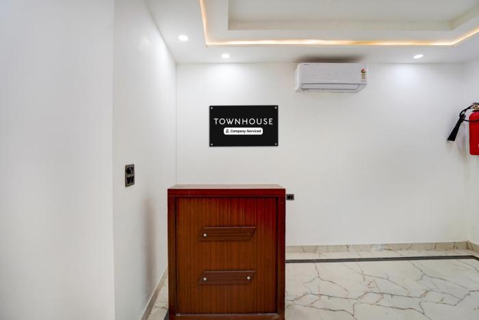 super townhouse preet vihar delhi