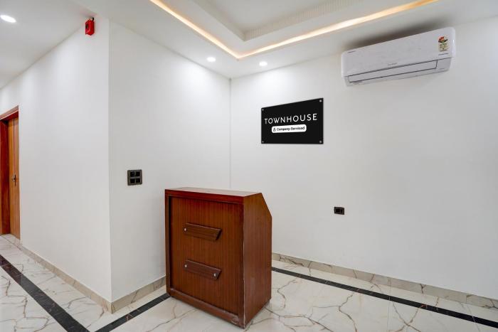 super townhouse preet vihar delhi
