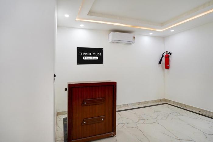 super townhouse preet vihar delhi