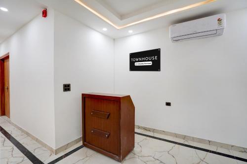 super townhouse preet vihar delhi