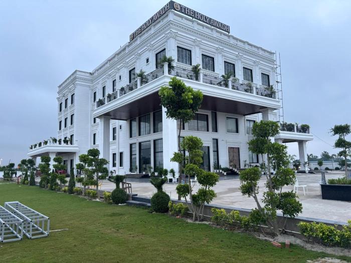 the holy awadh hotel