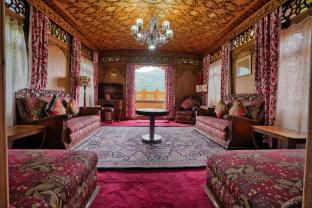 alexandra houseboats