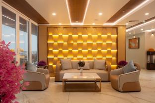 le crown hotel