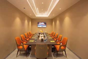 le crown hotel