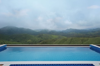 Le Crown Hotel,,3 star