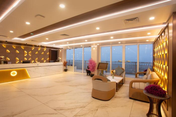 le crown hotel