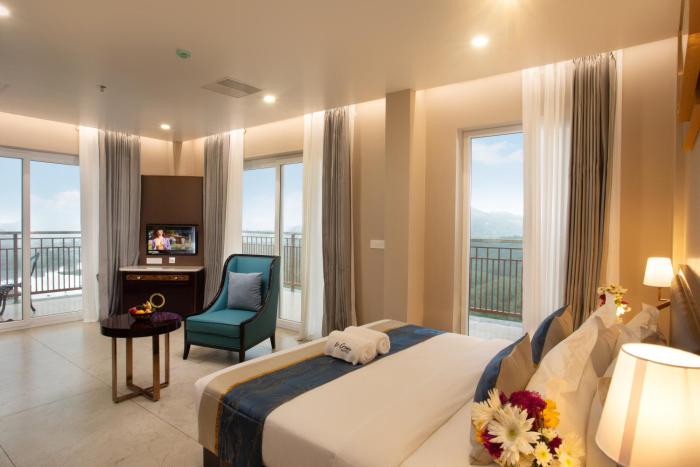 le crown hotel