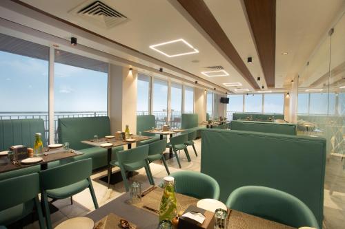 le crown hotel