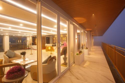 le crown hotel