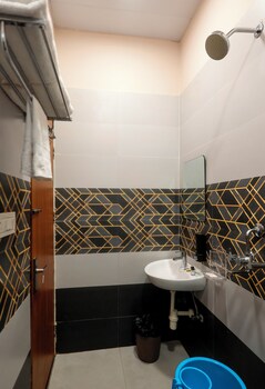 hotel saraswati stay dham