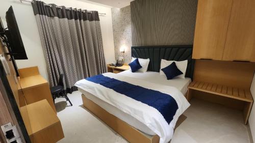 Hotel Somnath Palace,,3 star