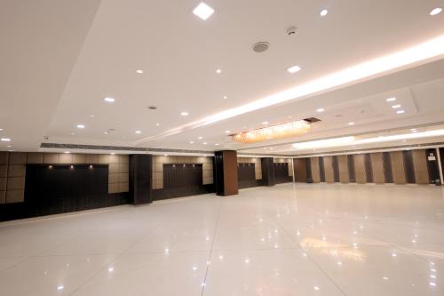 palm greens suites and banquet