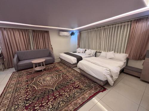 n r hotel