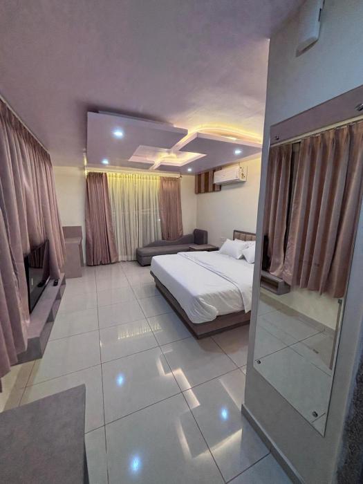 n r hotel