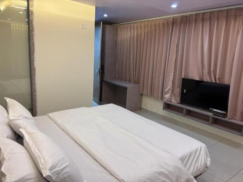 n r hotel