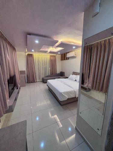n r hotel
