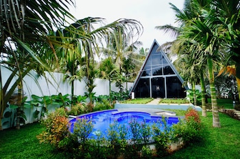 vanasiri resort by travent mug