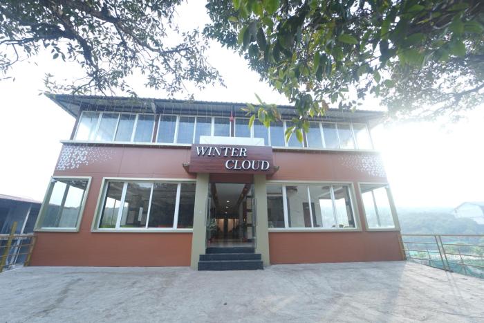 hotel winter cloud
