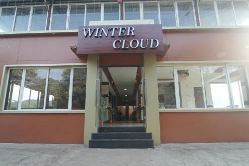 hotel winter cloud
