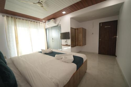 hotel winter cloud