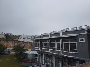 Shree Vallabh Resort,,2 star