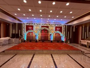 hotel saffron grand thane