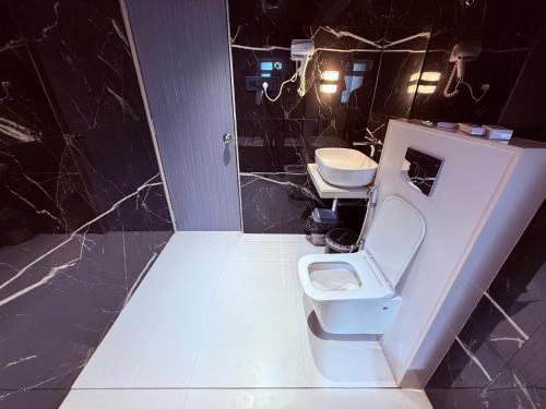 hotel saffron grand thane