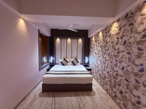 hotel saffron grand thane