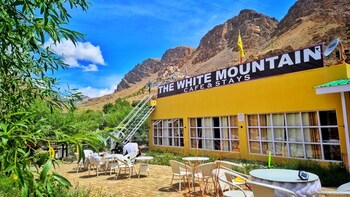 the white mountain stays key