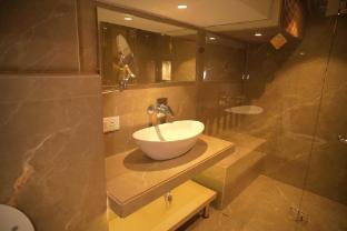 lush premier hotel
