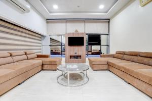 super collection o vyara railway station formerly crystal guest house