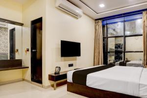 super collection o vyara railway station formerly crystal guest house
