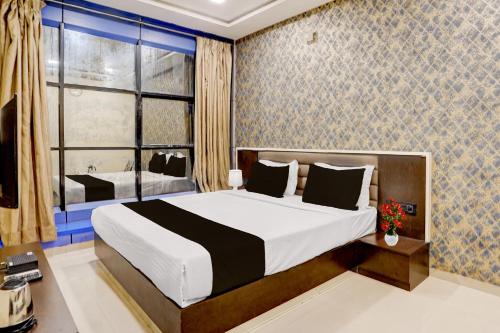 Super Collection O Vyara Railway Station Formerly Crystal Guest House,,3 star