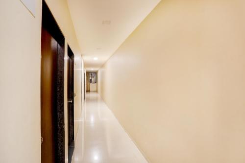 super collection o vyara railway station formerly crystal guest house