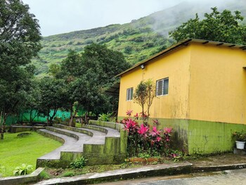 rutuvan resort girivan