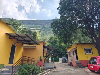 rutuvan resort girivan