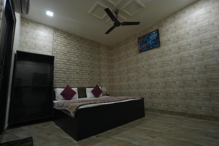 radhey krishna paying guest house