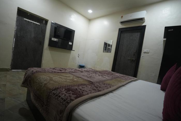 radhey krishna paying guest house