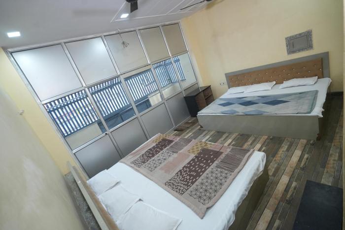 radhey krishna paying guest house