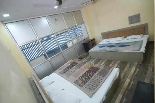 radhey krishna paying guest house