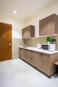 miran hotel and suites mathura road