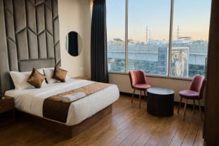 revelon grand hotel