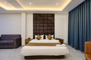 revelon grand hotel