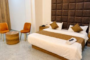 revelon grand hotel