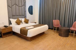 revelon grand hotel
