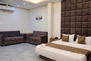 revelon grand hotel