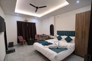 revelon grand hotel