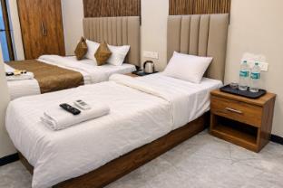 revelon grand hotel